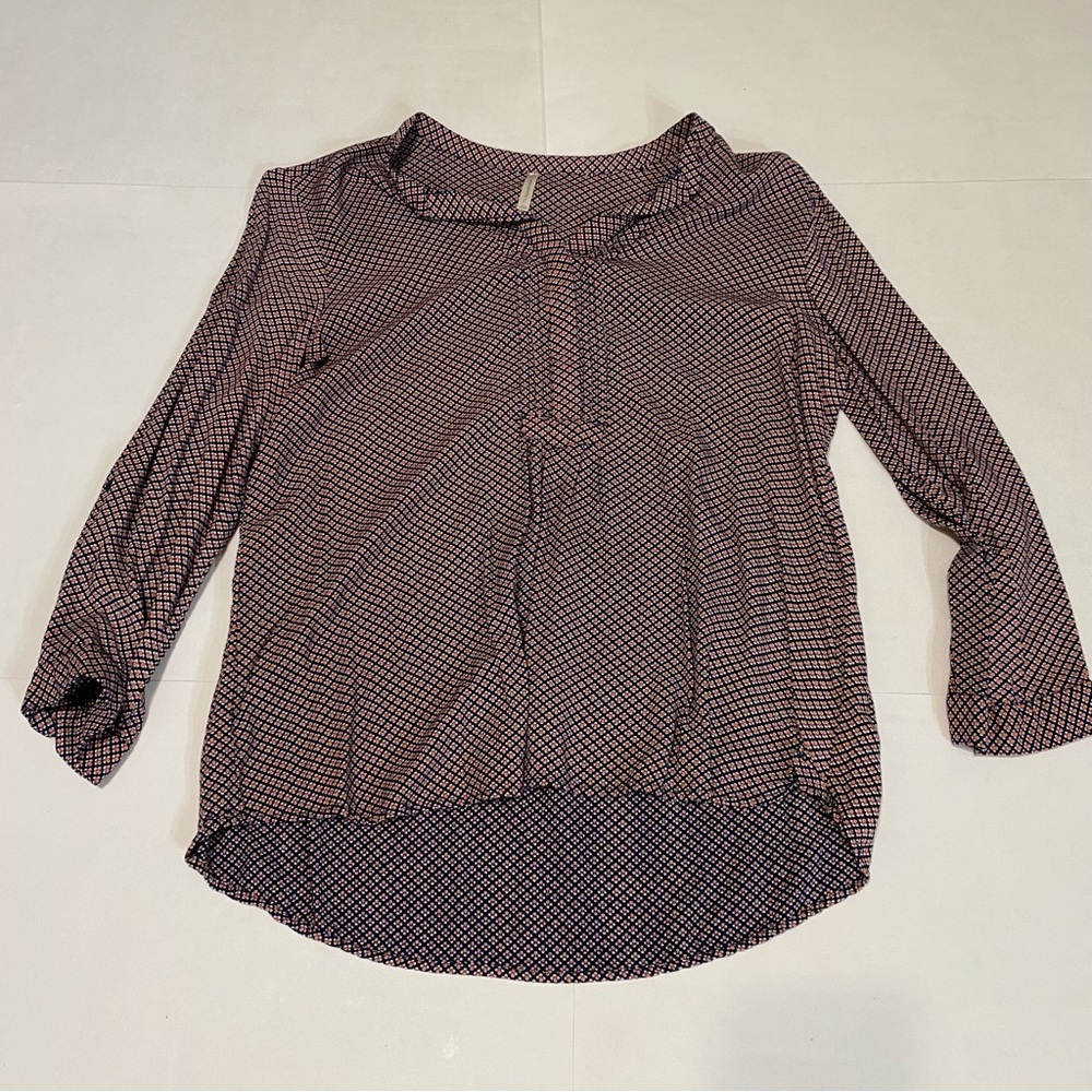 41. ⭐️Passports floral top size medium - Picture 2 of 8